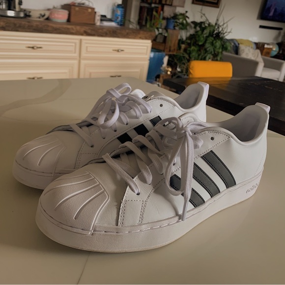 Brand - Adidas - Picture 3 of 3